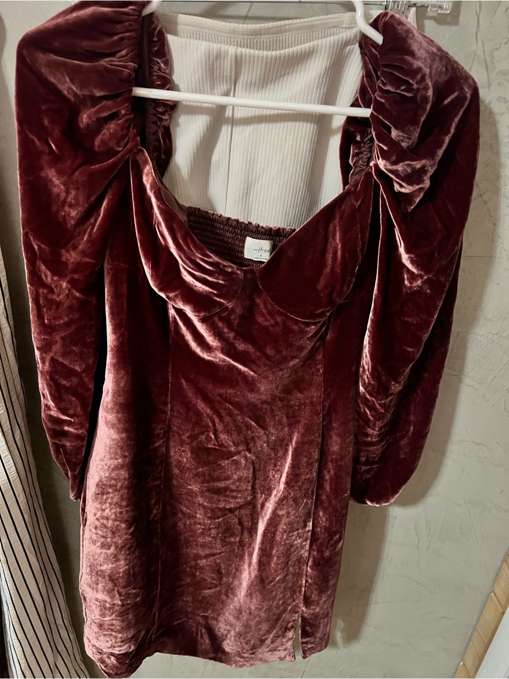 Wilfred Velvet Puff-Sleeve Mini Dress in Wine Red